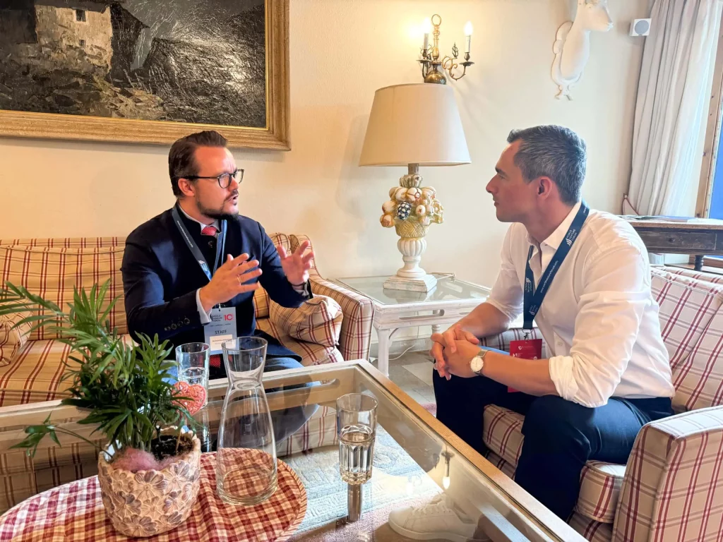 Berthold Bauer-Karlic and Sven Wagenknecht sitting on couch talking